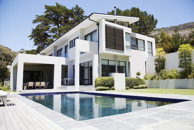 0-luxury-home-features-white-house-exterior-homesbyrau